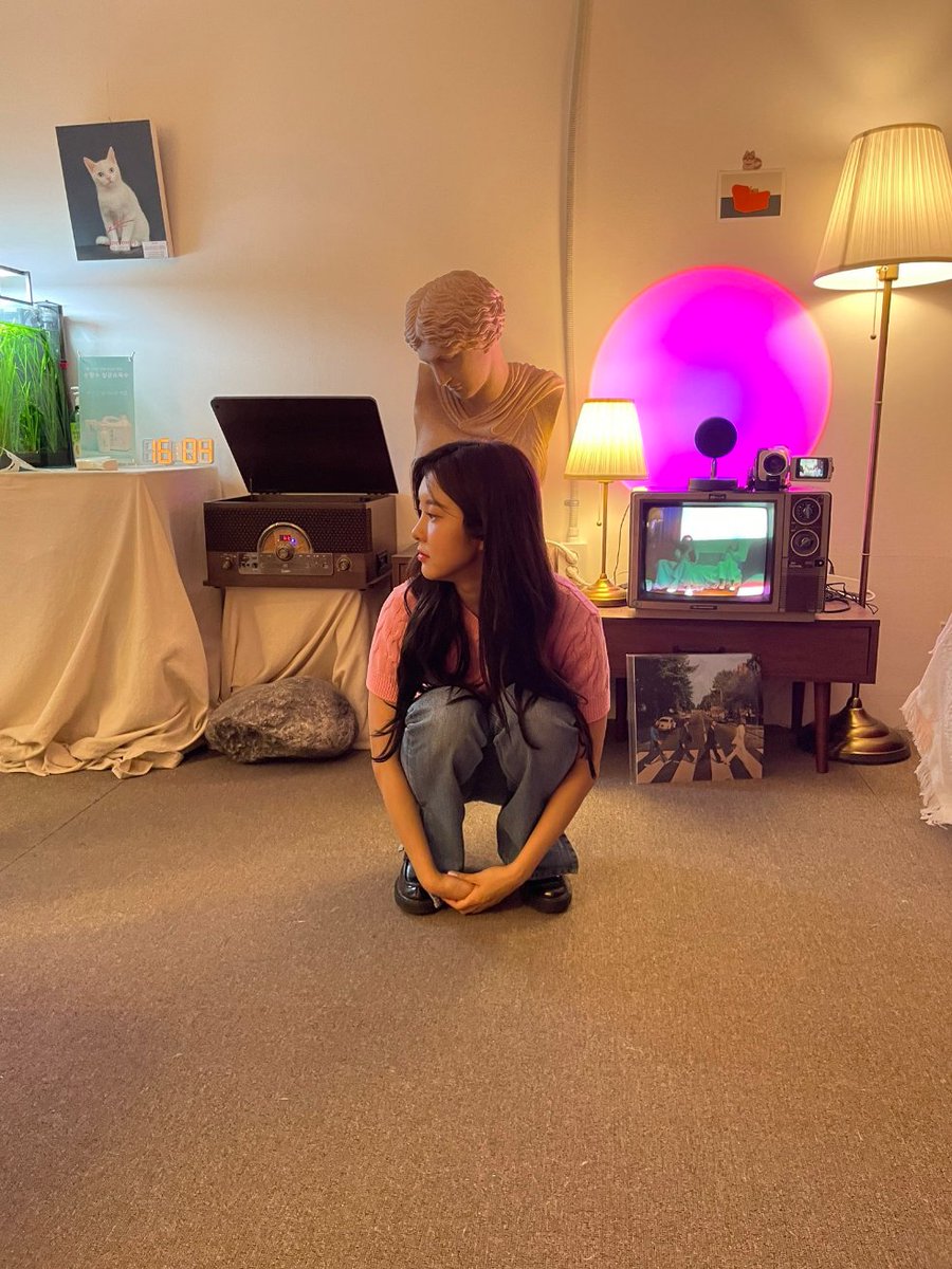 dayeonkkim's tweet photo. there are two cats here. can you spot them? 🐈🐈 https://t.co/zG3E920gFz