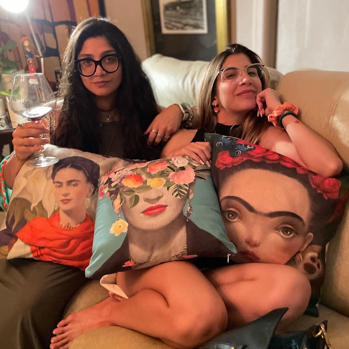 Itzelsayavedra1's tweet photo. Unas de mis humanas favoritas #sayavedra-pace
Cuando D”s no te da hijos, el diablo te da sobrinas …..🧠😍🧠😍🧠😍🧠 https://t.co/jpepW0uEOn