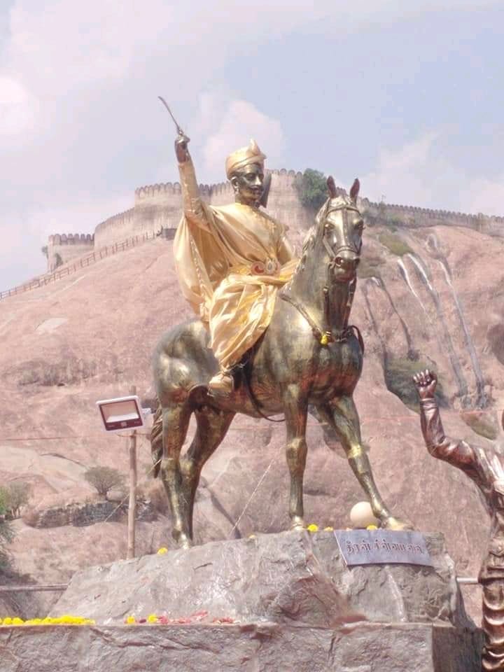 ஆடி 1 மாவீரன் தீரன் சின்னமலை கவுண்டர் சிறை பிடிக்கப்பட்ட நாள் தோல்வியே கண்டிராத மாவீரன் முதல் முதலாக துரோகத்தை எதிர்கொண்ட தினம்‌🙏
#ஆடி1 #தீரன்_ஆதன்ஓரி_விழா #தீரன்சின்னமலைகவுண்டர்