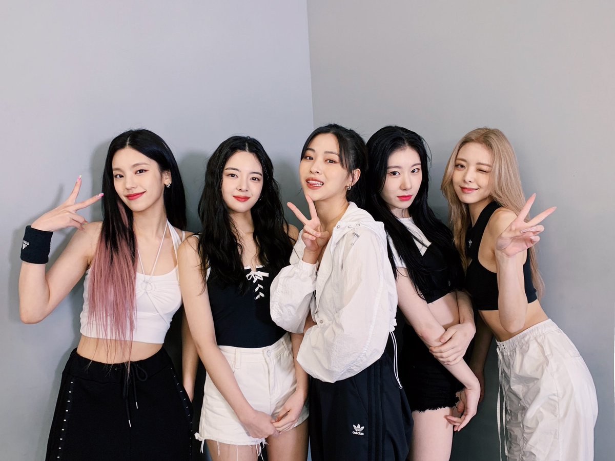Jeongiian_'s tweet photo. Itzy appeared on King God General Performance Queen👑
Believe it, put 'em up put 'em up👟

"SNEAKERS" Dance Practice (4K) already out now, MIDZY~ https://t.co/w5KtrRR1ND