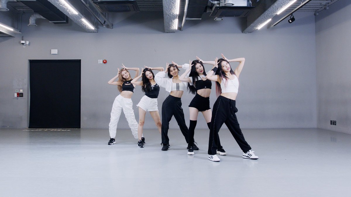 Jeongiian_'s tweet photo. Itzy appeared on King God General Performance Queen👑
Believe it, put 'em up put 'em up👟

"SNEAKERS" Dance Practice (4K) already out now, MIDZY~ https://t.co/w5KtrRR1ND