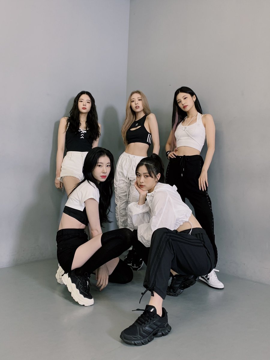 Jeongiian_'s tweet photo. Itzy appeared on King God General Performance Queen👑
Believe it, put 'em up put 'em up👟

"SNEAKERS" Dance Practice (4K) already out now, MIDZY~ https://t.co/w5KtrRR1ND