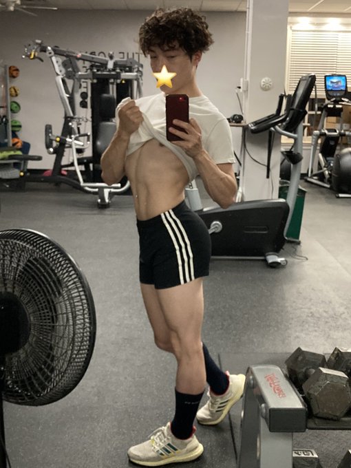 got the shortest shorts in the gym https://t.co/IntW44ZUmi