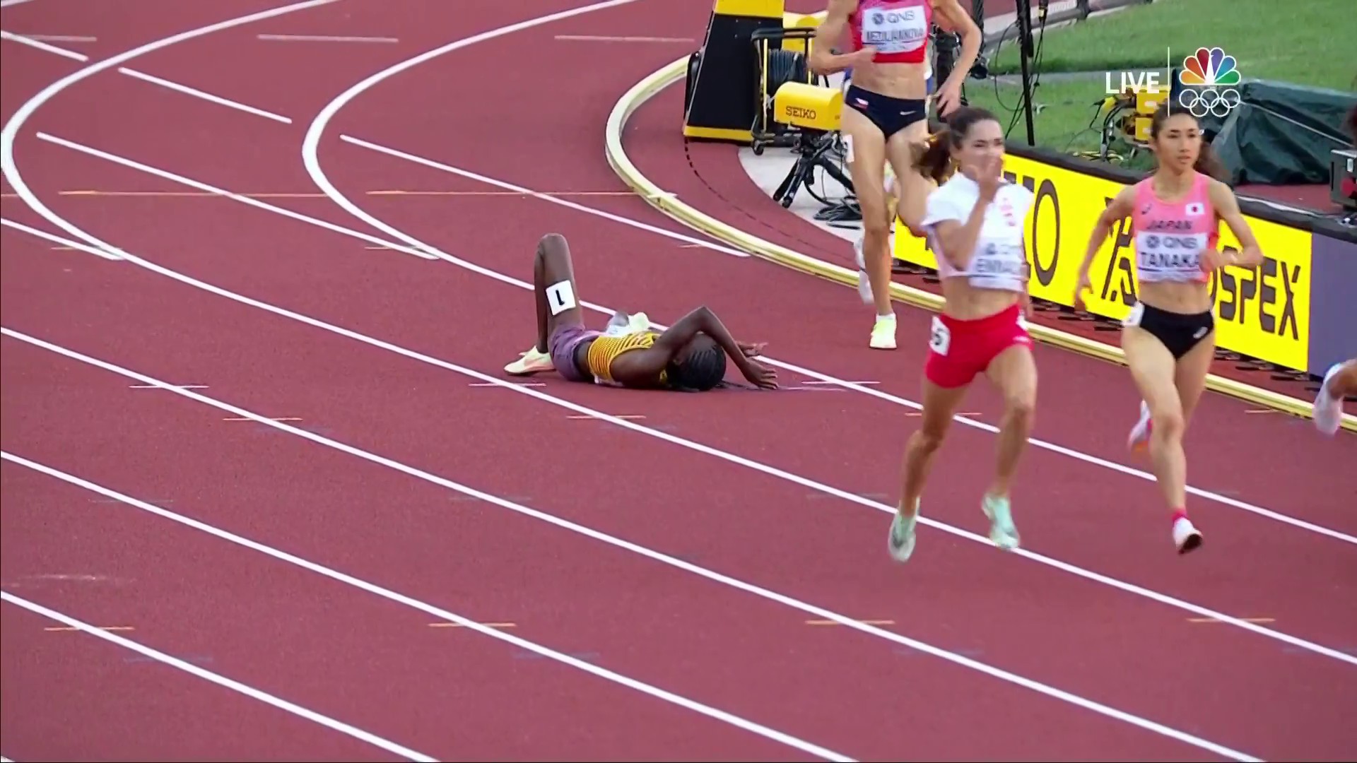 Nbc Olympics Controversy In The Last 100m Of The Second Women S 1500m Semifinal Winnie Nanyondo Falls After Some Pushes From Italian Gaia Sabbatini Worldathleticschamps Nbc And Peacocktv T Co Cp0zthc7sy