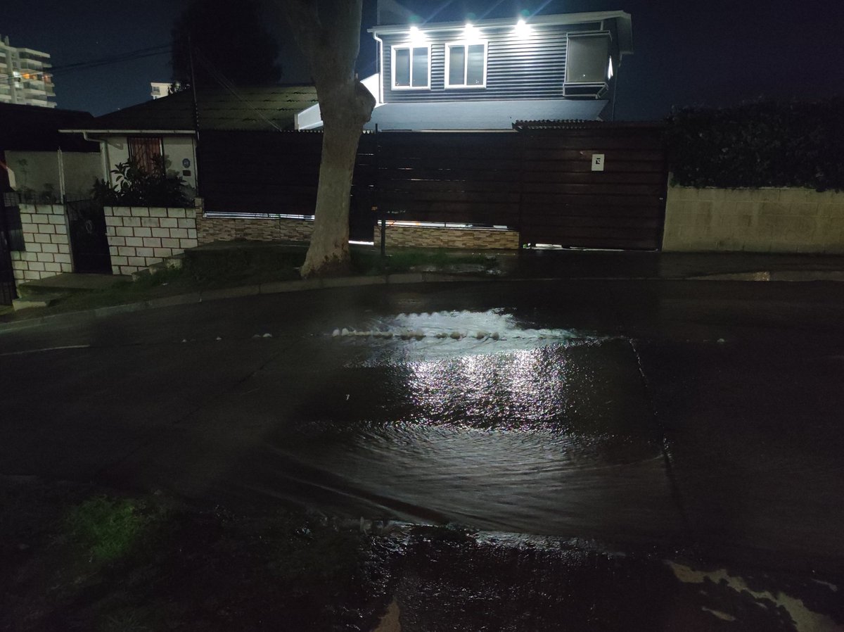 ConsuMaculet's tweet photo. Matriz rota en calle Newton Quilpue, @esval_chile da solución dentro de 24hrs , el agua sale a través del pavimento. Ojo que no es poca
 @EQuilpue @quilpueciudad @esval_chile @quilpue @sitiodelsuceso https://t.co/wEPoyYOx4T