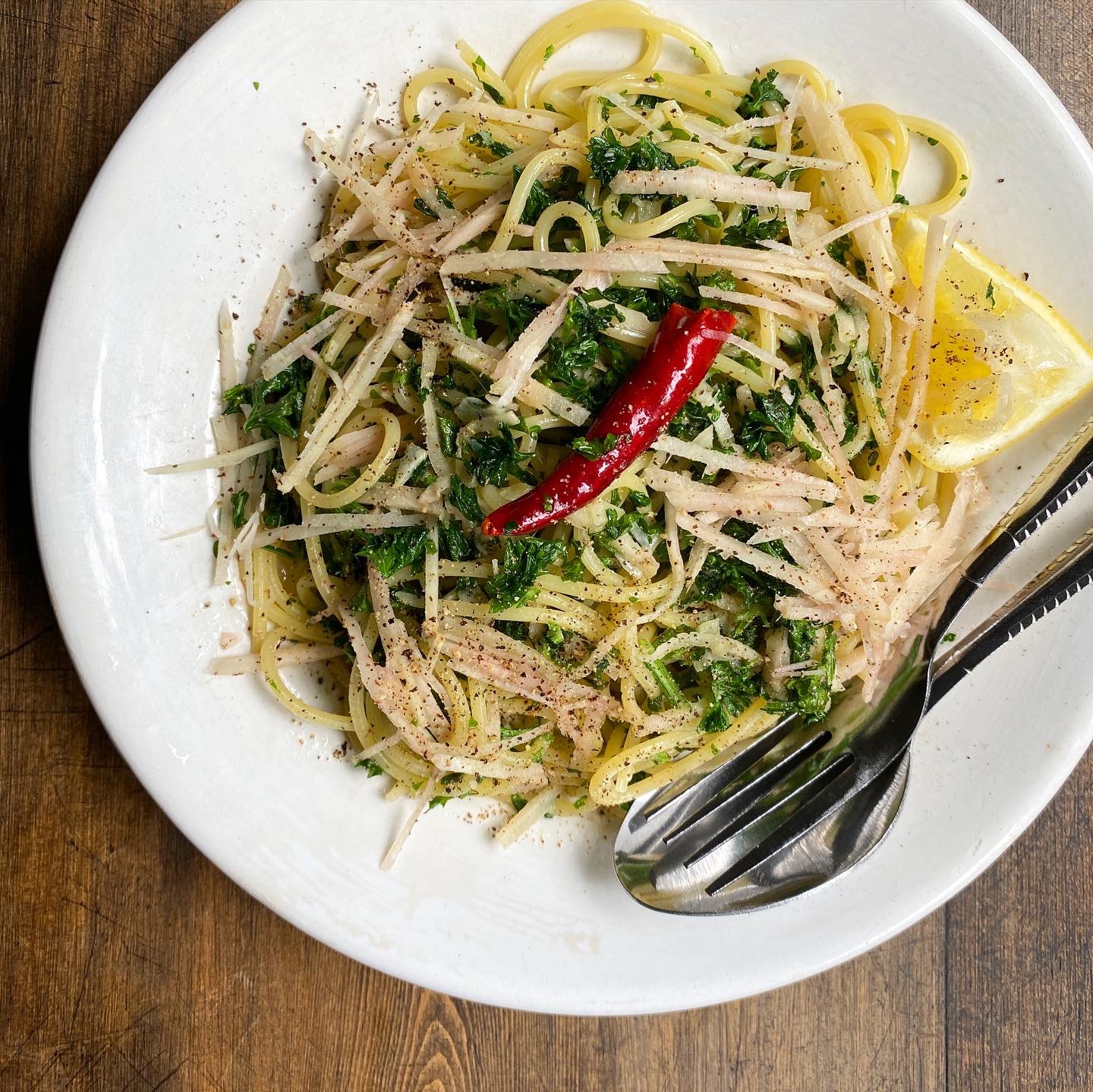 エダジュン パセリと新生姜のパスタ フライパンに多めのバター にんにく 鷹の爪 パセリをじっくり炒める 塩茹してないパスタ 千切り新生姜を入れて ナンプラーで味付けする 最後にレモン汁をギューっと ナンプラーを効かせるので 塩茹しないのが