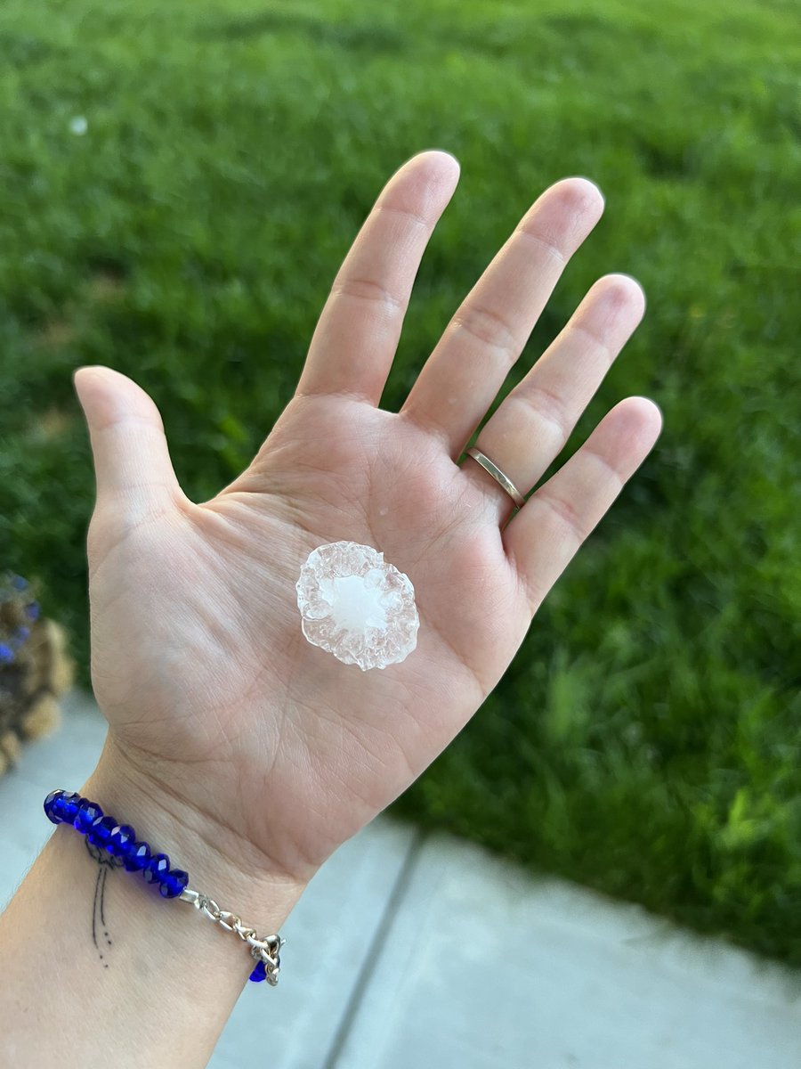 libelulamc_'s tweet photo. @KyleTWN hail in Red Deer #abstorm 8:30pm https://t.co/lcX4uIUsLC