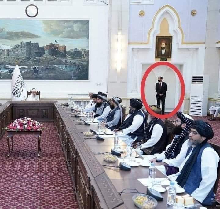 SSMS_7's tweet image. जिस लिबास पर हमारे यहाँ के आफिसर और बड़े-बड़े लोग फ़क्ऱ करते है अफगानिस्तान मे वही लिबास चौकीदारो को पहना कर उनकी असल जगह पर खड़ा किया गया है अग्रेंज़ो ने मैसूर फ़तह किया तो खानसामो वेटर को टीपू सुल्तान की फ़ौज की वर्दीयां पहना कर मुस्लिम का मज़ाक उड़ाया गया था आज ये पहला बदला