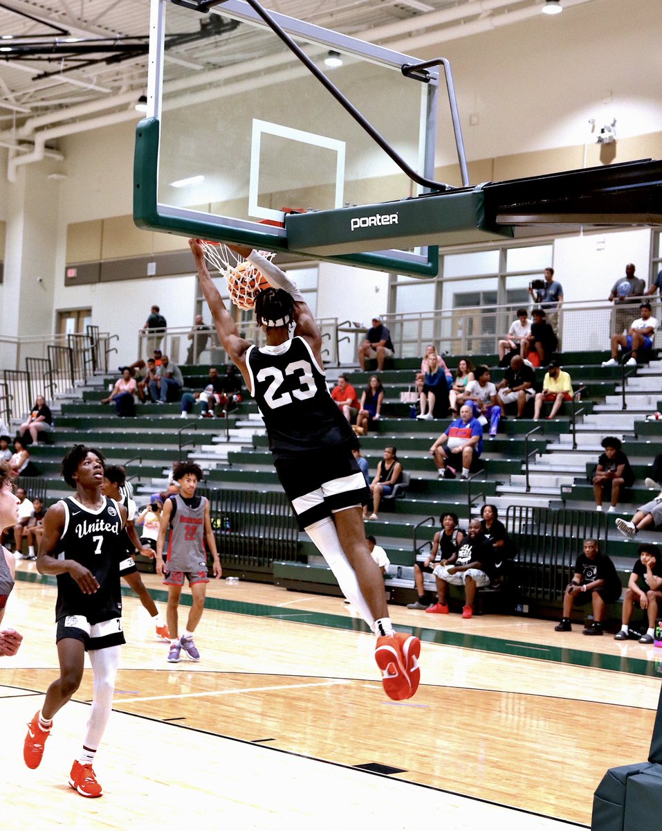 teamunited2024's tweet photo. 6’6” Cam Scott lighting it up ⚡️⚡️⚡️and showing out!  #AlwaysAShow #YesHeFloats #KillerPullup #PhenomSummerChallenge @thecamscott23 @Phenom_Hoops @teamunitedhoops https://t.co/dRZ2licWE0