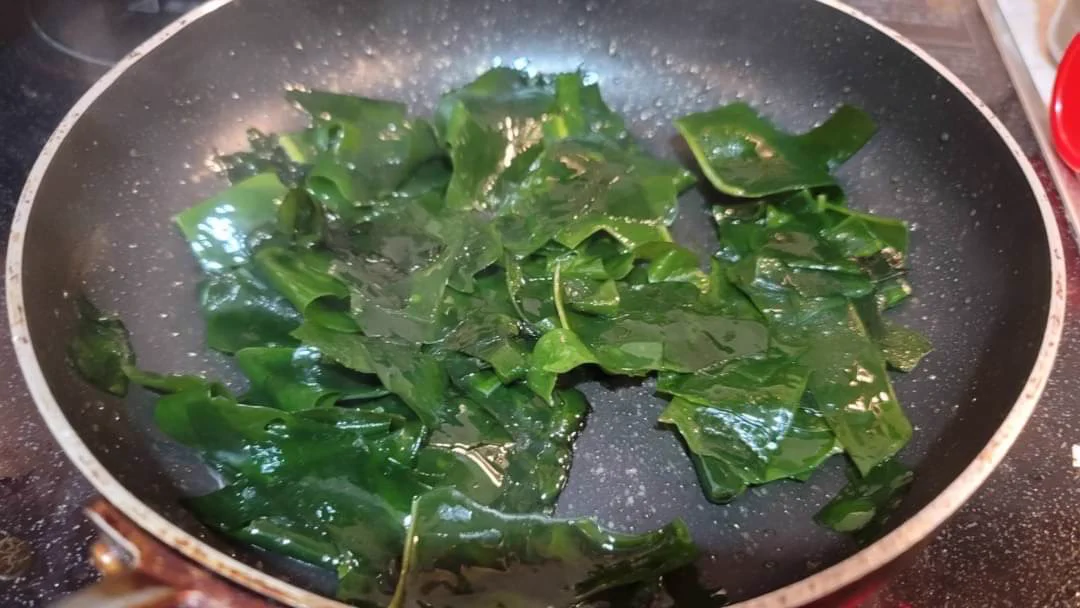 焼肉屋さん気分が味わえる？！とっても美味しそうな「わかめスープ」のレシピ！