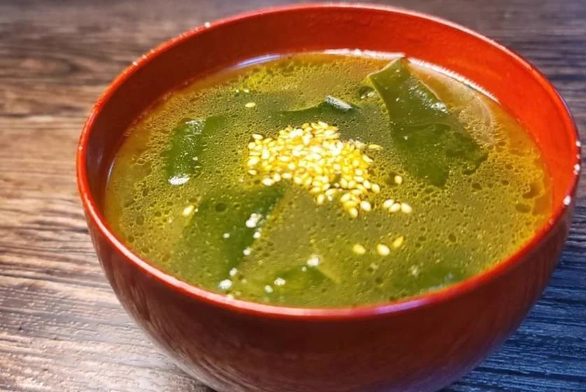 焼肉屋さん気分が味わえる？！とっても美味しそうな「わかめスープ」のレシピ！