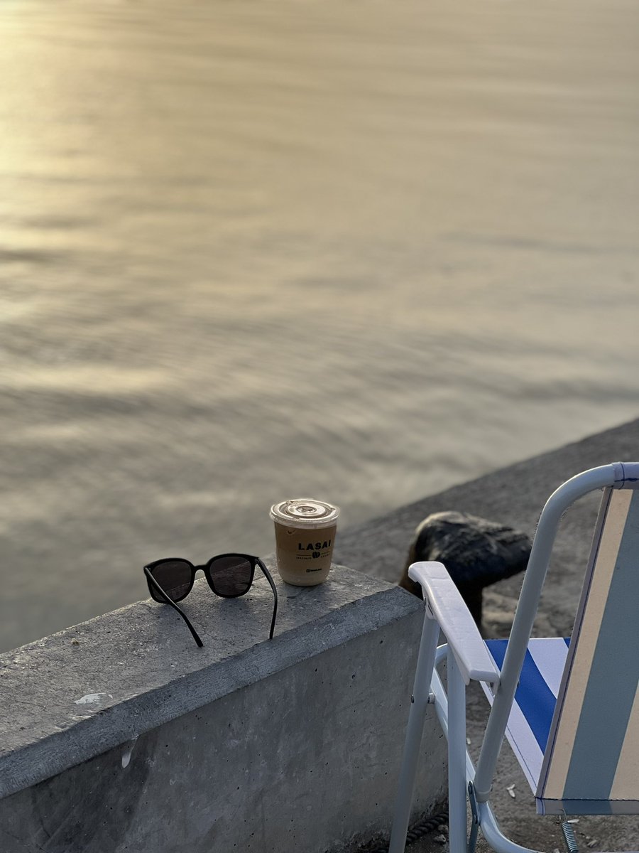 وتَأخُذنِي بداياتُ الصَّباح نحوك وكأنَّها تودُّ أنْ تجعلَ منك فكرةَ يومِي الأولى 🖤.                                  #صباح_الخير