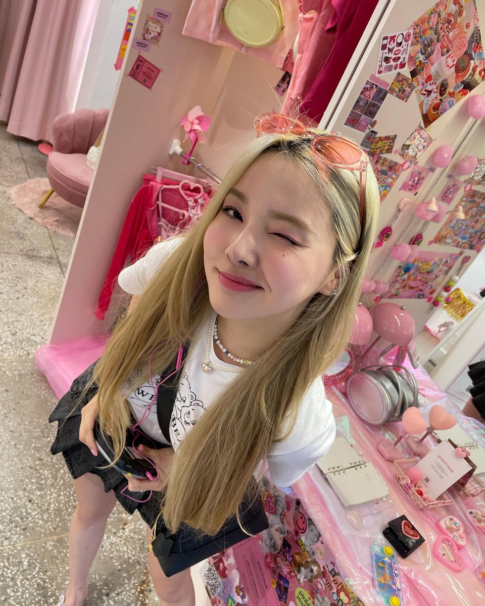 lucebrasiI's tweet photo. [12.07.22] 😉😘😉😘😉😘 #pinkoclock #koimoi https://t.co/ods6Znafmx