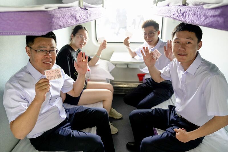 PDChina's tweet photo. One month into its operation, the 825-km Hotan-Ruoqiang rail line, an integral part of the world's first desert-railway loop line encircling China’s largest desert of Taklimakan, has transported 94,300 passengers, with the daily number exceeding 3,100, as of July 15. https://t.co/PPtdcC7PK3