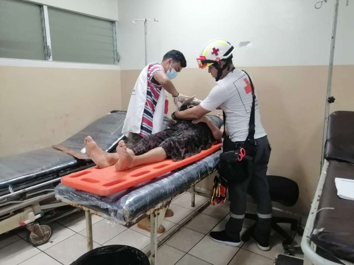 prensagrafica's tweet photo. #ElSalvador | Cinco personas sufrieron lesiones, incluyendo un recién nacido y una mujer de 66 años, tras un accidente vial en la calle que de Tepecoyo conduce hacia el cantón La Javia.

Las víctimas fueron trasladadas a un centro médico, informó Cruz Roja.

Fotos: cortesía. https://t.co/S22ezdg872