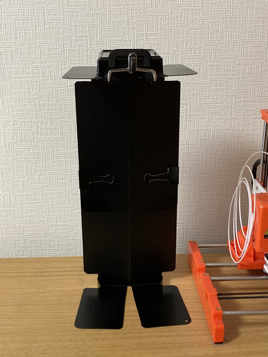 TamuLabo3's tweet photo. vFlatで非破壊で本をスキャンするためにスマホスタンドを作製しました。材料はダイソーのブックスタンド2個、��マホ用の三脚1個の計330円です。500ページの本を20分でpdf化できます。高さ調整も可能です。
#kindle ＃本　#自炊　＃工作 https://t.co/gv5EXEELmU