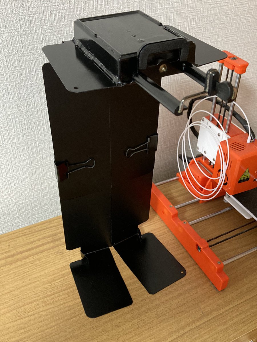 TamuLabo3's tweet photo. vFlatで非破壊で本をスキャンするためにスマホスタンドを作製しました。材料はダイソーのブックスタンド2個、��マホ用の三脚1個の計330円です。500ページの本を20分でpdf化できます。高さ調整も可能です。
#kindle ＃本　#自炊　＃工作 https://t.co/gv5EXEELmU
