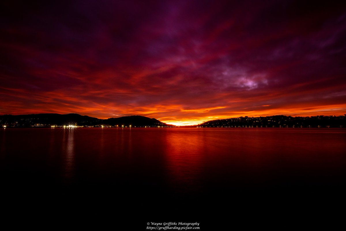 HardingGruff's tweet photo. Sunrise in the pretty city #photographyislife #photographylovers #capture #moment #photographyisart #StormHour #dunedinnz #chrissalephoto #purenz #capturenz #dunnerstunner #goldenhour https://t.co/BsQKrXV9Lf
