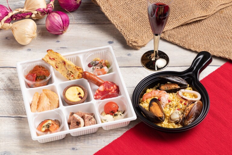 neodining's tweet photo. 5000社が利用したオンライン懇親会用お料理宅配「DeliPa（デリパ）」から新メニューの登場★
スペインをモチーフに、魚介類のうまみがぎゅっとつまったパエリアも♪

https://t.co/DHgcuZ6fvl https://t.co/rlH6uPxryY