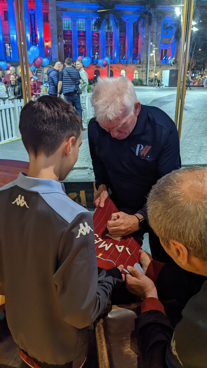 Massive thank you to @Peter_Withe for being so gracious in Brisbane yesterday. Signed my son's shirt and he's over the moon. #AVFC #VTID @AVFCOfficial