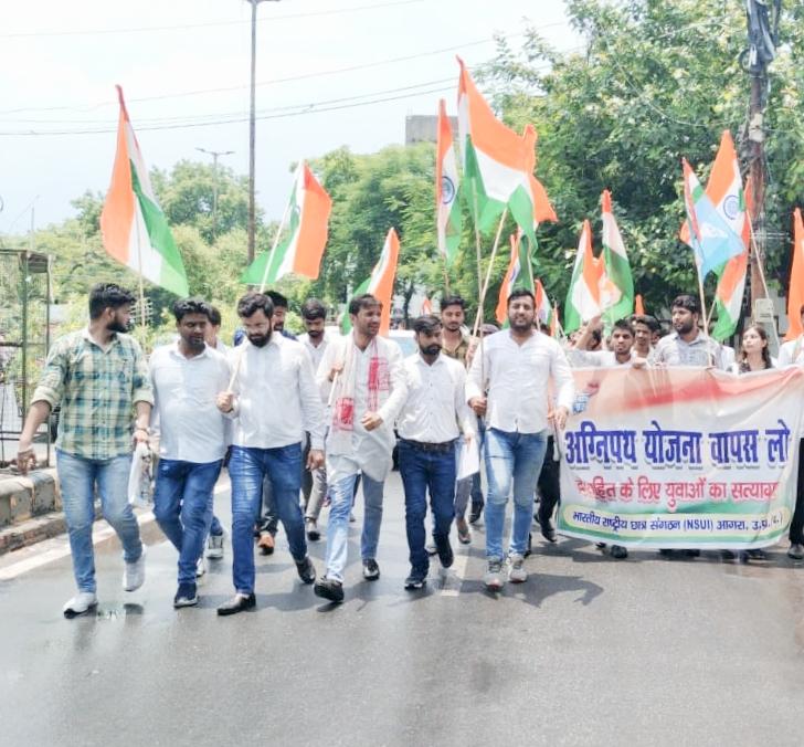 ApoorvsharmaINC's tweet photo. #nsui ने #अग्निपथ योजना व #SSCGD2018 के अभ्यर्थियों को गैर कानूनी रूप से गिरफ्तार करने के खिलाफ उनकी रिहाई की मांग करते हुए आगरा में 10 किलोमीटर लम्बा सत्याग्रह मार्च निकाला ।
#antistudentmodigovernment 
@nsui @RahulGandhi @priyankagandhi @Neerajkundan @LambaAlka @INCIndia @ANI https://t.co/yoYLvv4FPN