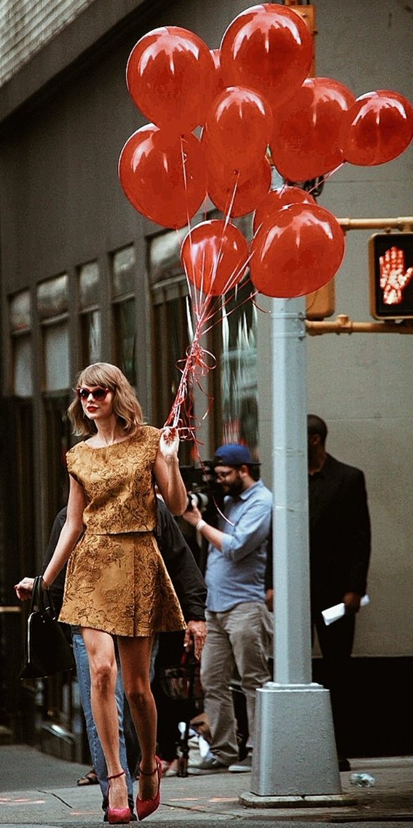 just Sabrina Carpenter & Taylor Swift looking effortlessly iconic holding balloons >>>>