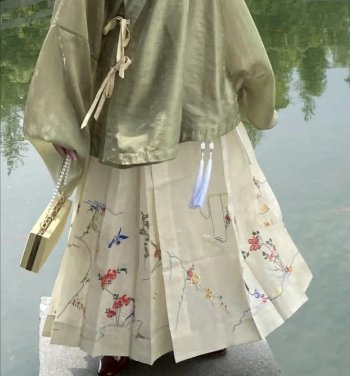 Zz41093902's tweet photo. This is the design launched by our domestic Hanfu merchants a few years ago. The same black medium length Maxi skirt 马面裙and the same main waist are worn outside（主腰）. Why Dior can't you admit that it is a reference to our Chinese traditional elements!#Dior抄袭 #中国马面裙 https://t.co/NPE6GHUMBa