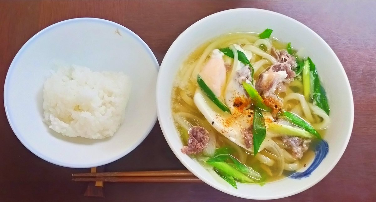 今日の昼食は肉うどんとご飯です！世界陸上期間は早く用意出来るこの一点。CM中しか動けないので💦直ぐに動けるようにCM入りそうだなと思ったら、テレビ前で中腰です（笑）ご馳走さまでした😋🍴🙏🏻