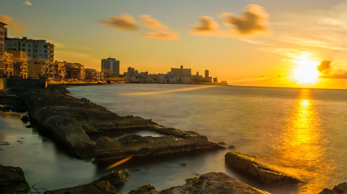 Disfrutemos paisajes de nuestra #Cuba en paz 🌇🌅💛 
#CubaEsAmor #CubaPorLaPaz