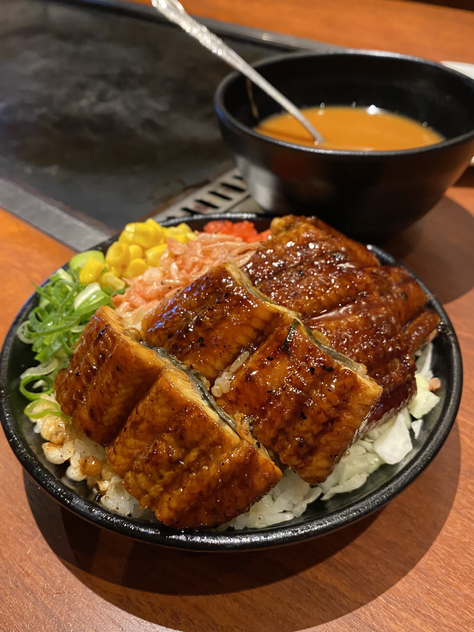 考え中 大阪グルメ 高槻駅前にある お好み焼きは ここやねん 夏の新メニューが画期的その名も 鰻丼もんじゃ ご飯が入っているのでホントに鰻丼のような味わい チーズとじゃがいもが入った うなじゃがチーズ や お好み焼きさんのう巻き など 鰻