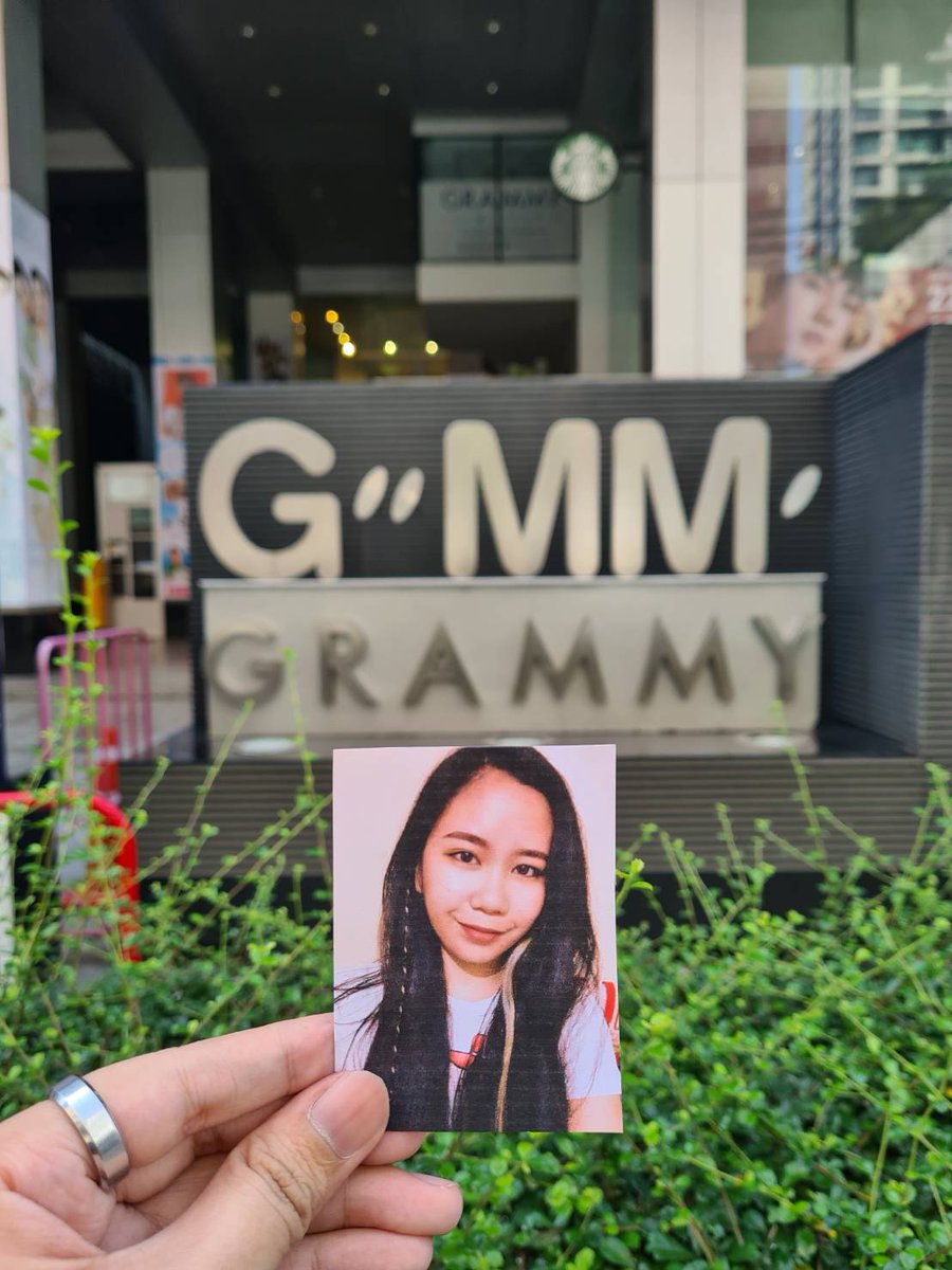 Atp_Tyn's tweet photo. mauna muna picture ko sa grammy, sa sunod na lang yung katawan ko 🤣

literal na nilagay kami sa bahahe 🥹🥹 labyu mare @lakthais https://t.co/5E3WNWUNpn