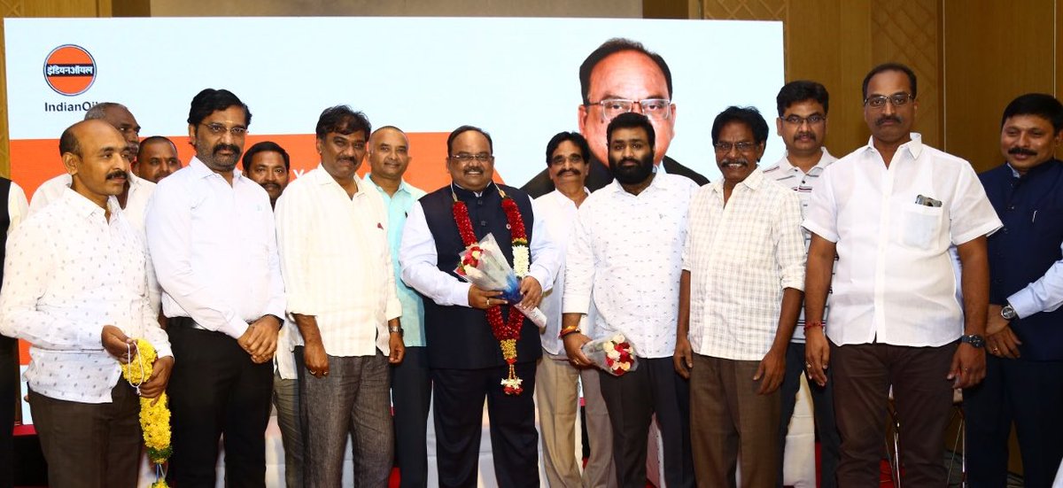 DirMktg_iocl's tweet photo. Interacted with @IndianOilcl reseller fraternity in Vijayawada &amp; had fruitful discussions on ways to provide best in class service &amp; maintain the highest Q&amp;Q standards, every single time at every single touchpoint, strengthening the Corporation’s customer- first approach https://t.co/ErDPnlkazo
