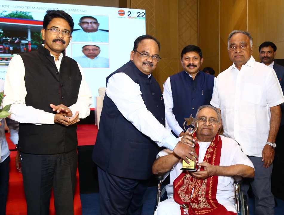 DirMktg_iocl's tweet photo. Interacted with @IndianOilcl reseller fraternity in Vijayawada &amp; had fruitful discussions on ways to provide best in class service &amp; maintain the highest Q&amp;Q standards, every single time at every single touchpoint, strengthening the Corporation’s customer- first approach https://t.co/ErDPnlkazo
