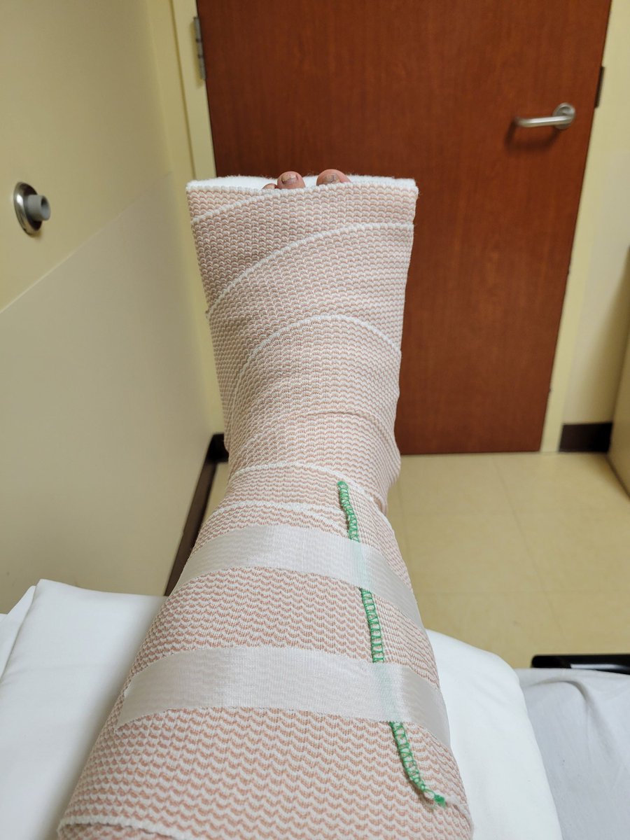Kat51313's tweet photo. Get cows, they said. It'll be fun, they said. #FarmLife #farm #cows #itsnotbroken #justafleshwound https://t.co/k2uLIbNISO