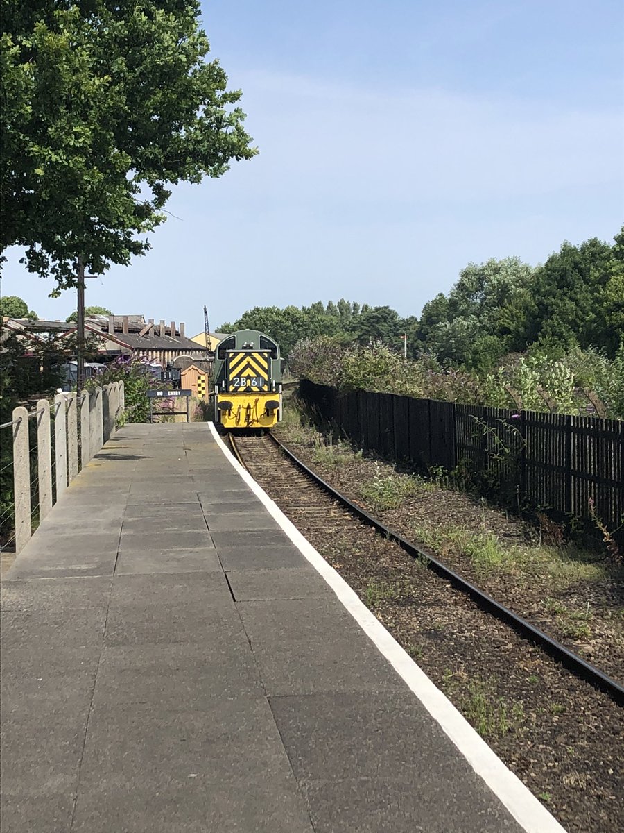 MaccaJack22's tweet photo. The Oxford weekend continues with a trip on a Great Western Railway steam train at @DidcotRailwayC  First class carriage of course! https://t.co/O0Yn70PCO4