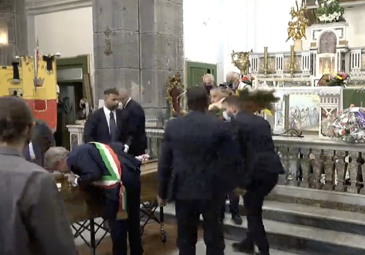 Oggi abbiamo accompagnato nel suo ultimo viaggio Mia Filippone, l'assessore gentile, il vicesindaco sempre disponibile, la professoressa di tante giovani generazioni. Ci stringiamo alla famiglia a cui va il mio cordoglio personale e del gruppo Napoli Solidale.