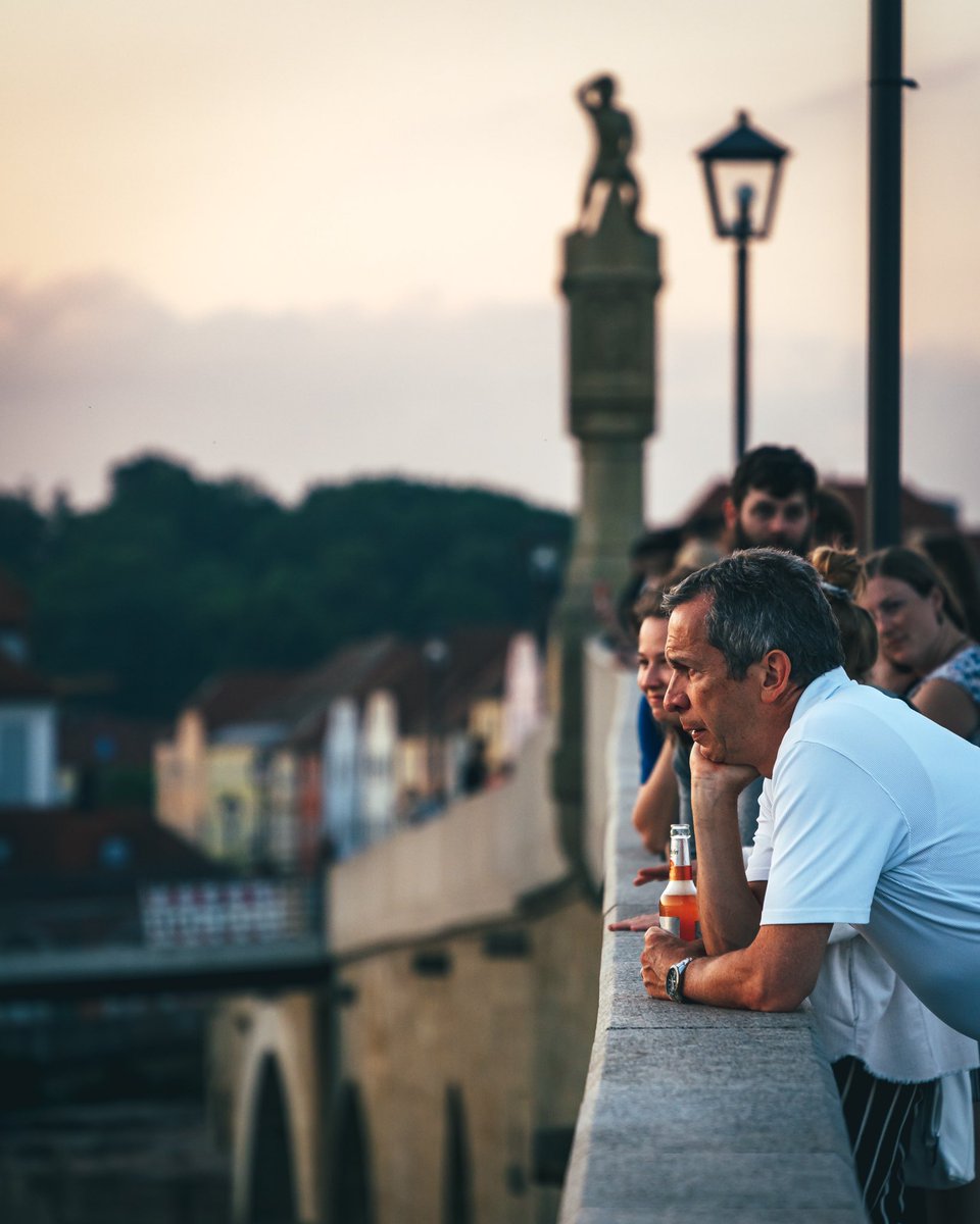 The beautiful people 

#streetphotographer 
#streetphotography 
#people 
#goldenhour 
#Germany #Regensburg #sony #alphauniverse