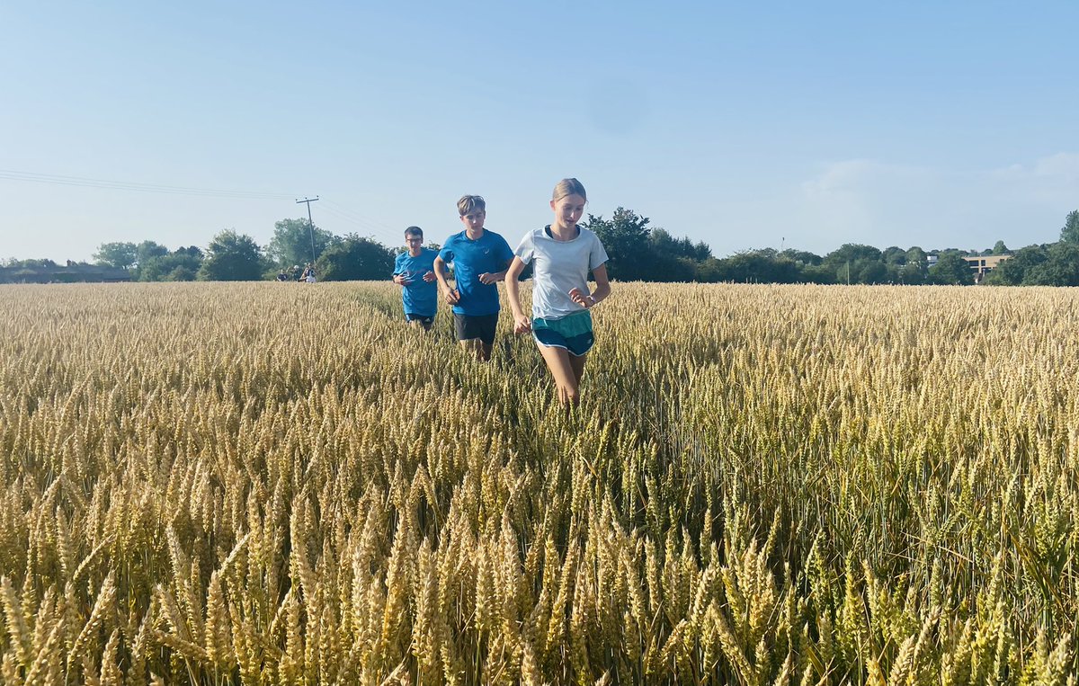 polly_jacobs's tweet photo. Still smiling, 29km run 🏃🏻‍♂️🏃‍♀️, made it to @TheSwanEnford with @camjacobsrunner utterly incredible kindness and generosity from our hosts, Emma and Pete. @ChristopherSke2 has cycled 70km 💪 #greatstoneswaychallenge #adventure @trueathleteproj @ChristopherSke2 https://t.co/UJ5jyUCeT8