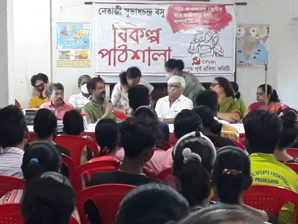 TweetMitro's tweet photo. #AlternativeClassroom, in Bengali, 'Bikalpa Pathshala', inaugurated at Purba Jadavpur as a part of the #Mission360Degree program initiated by CPI(M) West Bengal.
#LeftAlternative
#CPIM #LeftForSociety https://t.co/KvJFhiAwQF