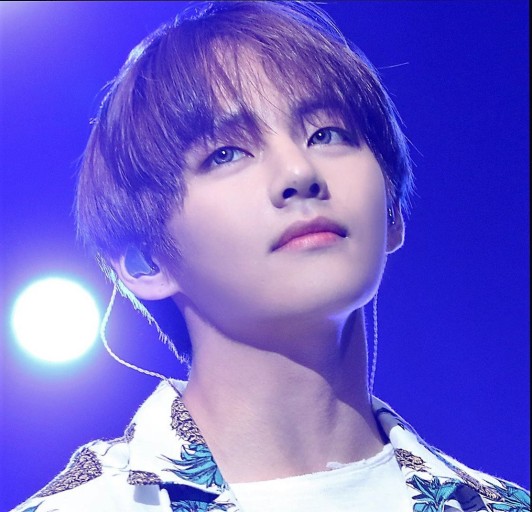 gogotaeri's tweet photo. 일요일 오후 햇살도 따뜻(?)허니 김태형 얼굴에 빠지기 좋은 날이네

#YetToCome #BTS_RunBTS #BTS_ForYouth @BTS_twt https://t.co/FW7ZCFPStC
