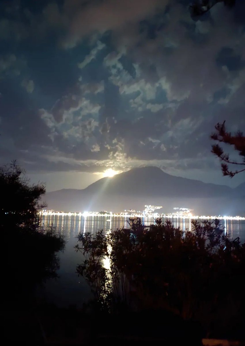 Bazen insan öyle özlenir ki; özlenen bilse yokluğundan utanır...#izmir