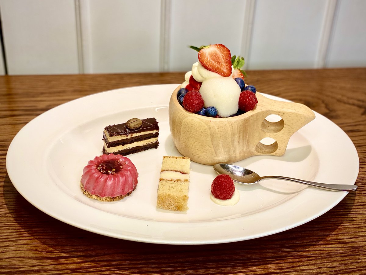 Refreshing twist to the afternoon tea at Marriott Grosvenor square. 
 
#marriottbonvoy #marriottbonvoymoments #mclubmarriott #iceceam #creamtea #afternoontea #teatime #icecreammonth #delicousfood  #summerlondon