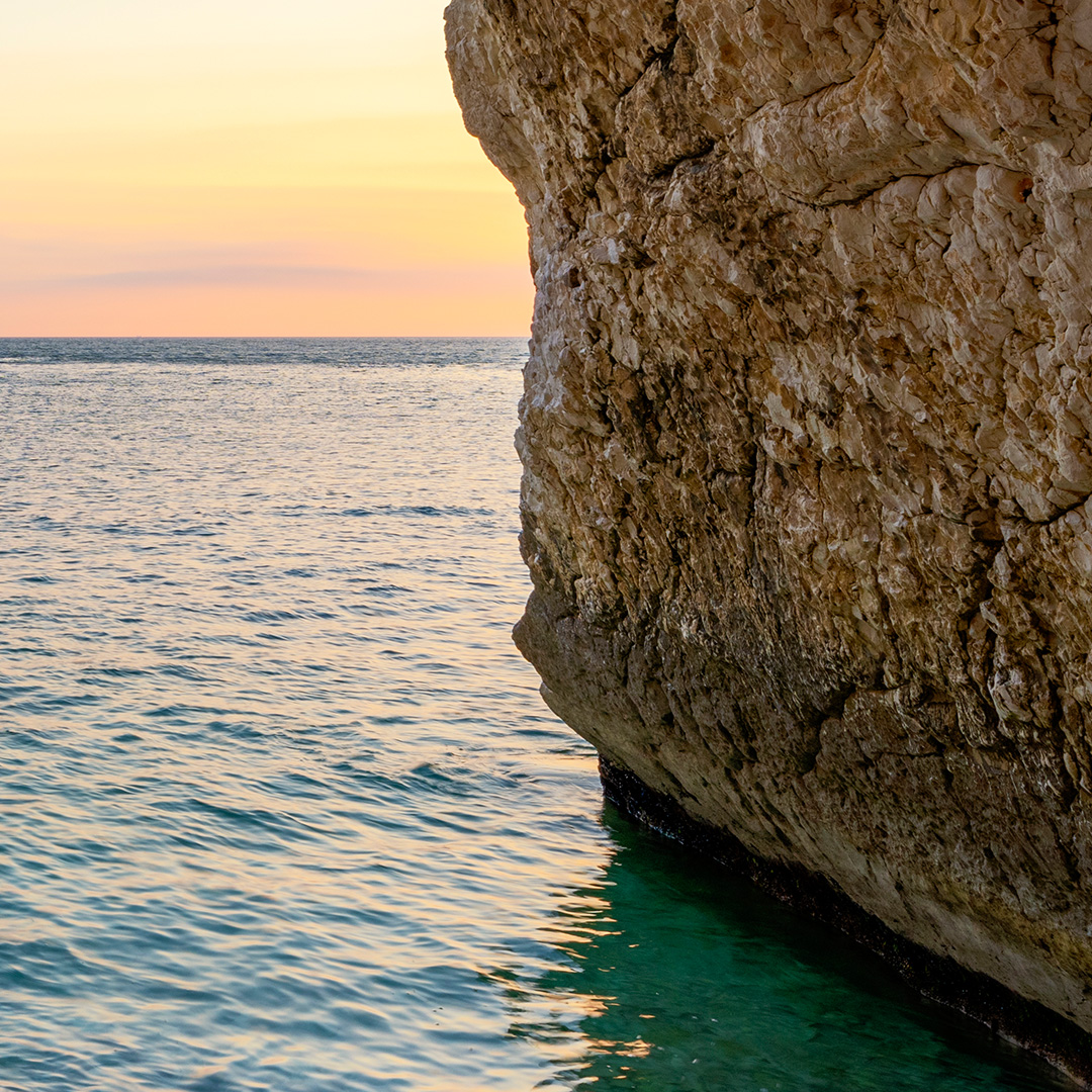 Where in Italy is this? 🧐 
A hint: it appears to be the new go-to location for beach vacations. Learn all there is to know ▶️ bit.ly/3O4zCRN

#LiveItalian #ilikeitaly  #italiandetails