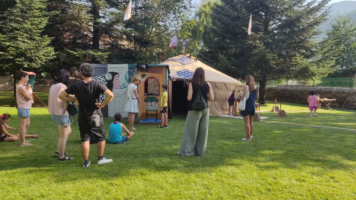 tombscreatius's tweet photo. A l'@EsbaiolatFest ens han buscat un jardí secret per muntar la nostra iurta i descobrir el gran secret al públic del festival a #EsterridÀneu 🙌🏿🙌🏽🙌
Què amaga la rentadora?
I el telèfon?
😉
Encara esteu a punt de viure #Secrets avui! 🤩
#secretshhht #TombsCreatius https://t.co/tBQTmTSFk3