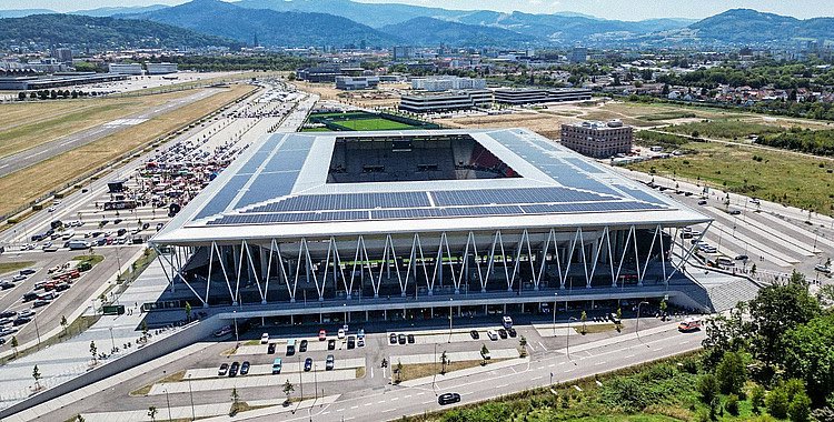 Solardach des <a href="/scfreiburg/">SC Freiburg</a> eingeweiht!💚

Mit einer Spitzenleistung von 2.387 kWp &amp; mehr als 6.000 PV-Modulen wird das Solardach auf dem Europa-Park Stadion ca. 2,3 Millionen kWh Strom pro Jahr erzeugen und ist damit eines der weltweit größten Solardächer auf einem Fußballstadion.