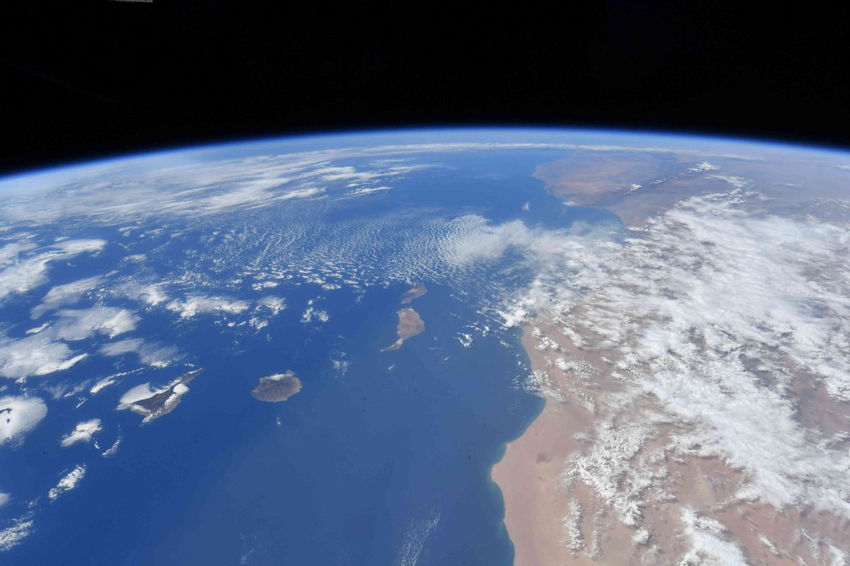 AstroSamantha's tweet photo. ¡Hola, Canarias! Aquí os dejo unas imágenes que capturé de día y de noche. De las 8 islas, ¿cuántas ves? Some day and night impressions of the Canaries. How many of the 8 Islands can you spot? #MissioMinerva https://t.co/rtg4Sw3Jr8