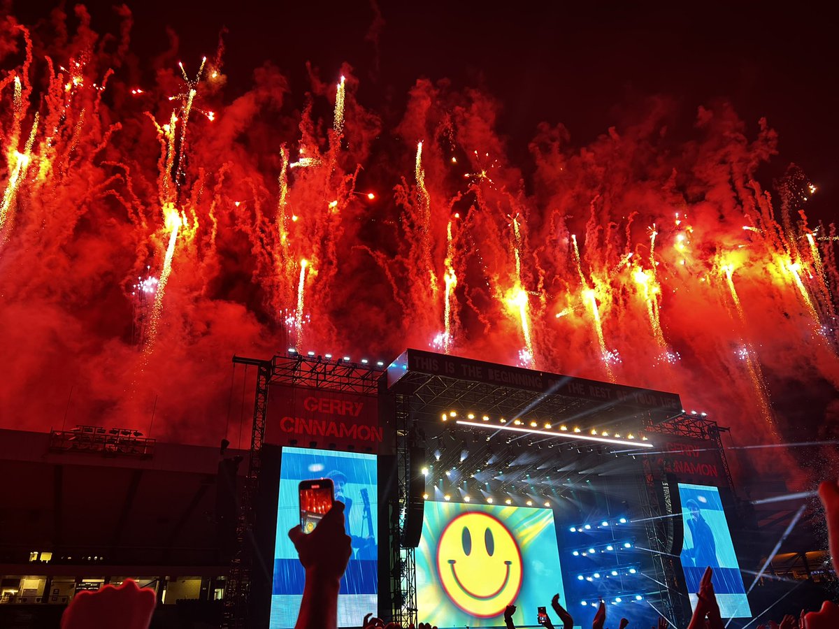 HartleyElliot's tweet photo. #gerrycinnamon #HampdenPark what a night 🏴󠁧󠁢󠁳󠁣󠁴󠁿💙 https://t.co/5u3DIrHFv2