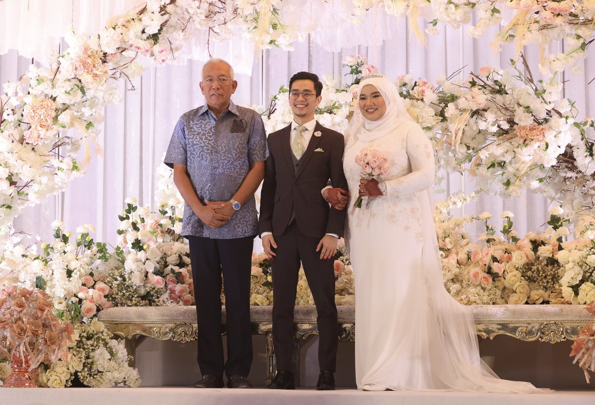 MahdzirKhalid's tweet photo. Memenuhi jemputan CEO FELCRA Berhad, Dato’ Mat Roni Zakaria ke majlis Walimatul Urus anakanda puteri kesayangan beliau Dr.Aimi Ayuni Mat Roni bersama pilihan hati Dr.Muhammad Firdaus Anua di ibu negara hari ini.Saya doakan kedua mempelai hidup bahagia hingga ke akhir hayat.Amiinn https://t.co/G7nh0LTKMY