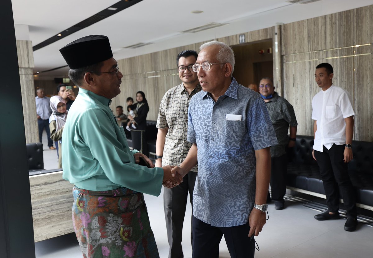 MahdzirKhalid's tweet photo. Memenuhi jemputan CEO FELCRA Berhad, Dato’ Mat Roni Zakaria ke majlis Walimatul Urus anakanda puteri kesayangan beliau Dr.Aimi Ayuni Mat Roni bersama pilihan hati Dr.Muhammad Firdaus Anua di ibu negara hari ini.Saya doakan kedua mempelai hidup bahagia hingga ke akhir hayat.Amiinn https://t.co/G7nh0LTKMY