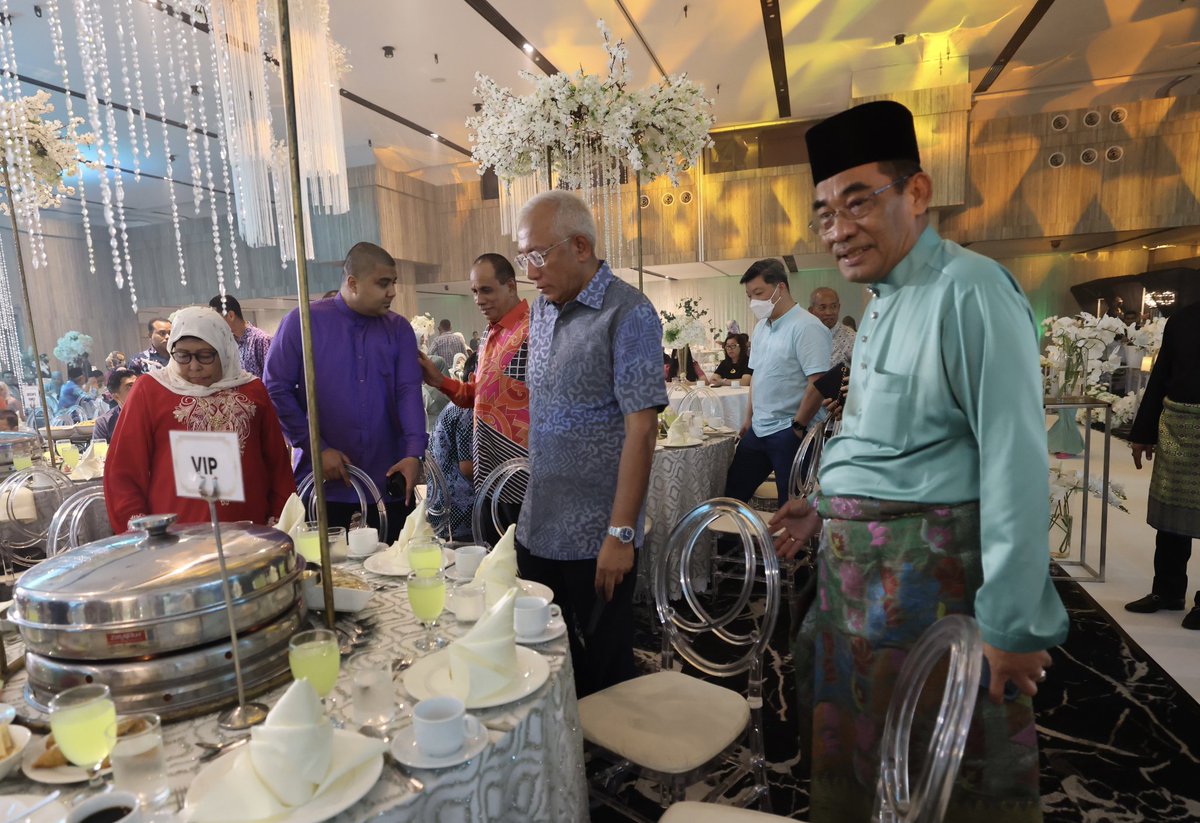 MahdzirKhalid's tweet photo. Memenuhi jemputan CEO FELCRA Berhad, Dato’ Mat Roni Zakaria ke majlis Walimatul Urus anakanda puteri kesayangan beliau Dr.Aimi Ayuni Mat Roni bersama pilihan hati Dr.Muhammad Firdaus Anua di ibu negara hari ini.Saya doakan kedua mempelai hidup bahagia hingga ke akhir hayat.Amiinn https://t.co/G7nh0LTKMY